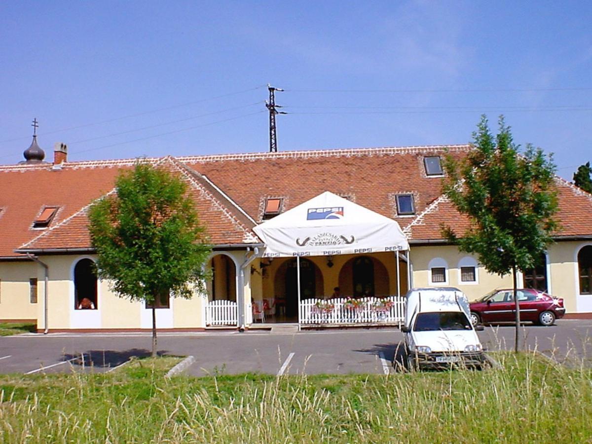 Halaszcsarda-Panzio Hotell Körmend Exteriör bild